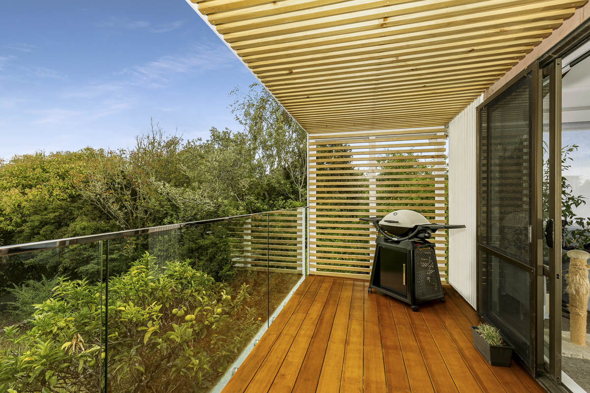 Lynfield deck with glass balustrade and extended living